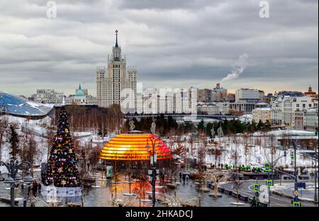 Moskau, Russland - 16 2021. Dezember: Blick auf den Sarjadje-Park und Stalins Wohnhausgebäude im Empire-Stil am Kotelnicheskaya-Damm`s Moskau. Stockfoto